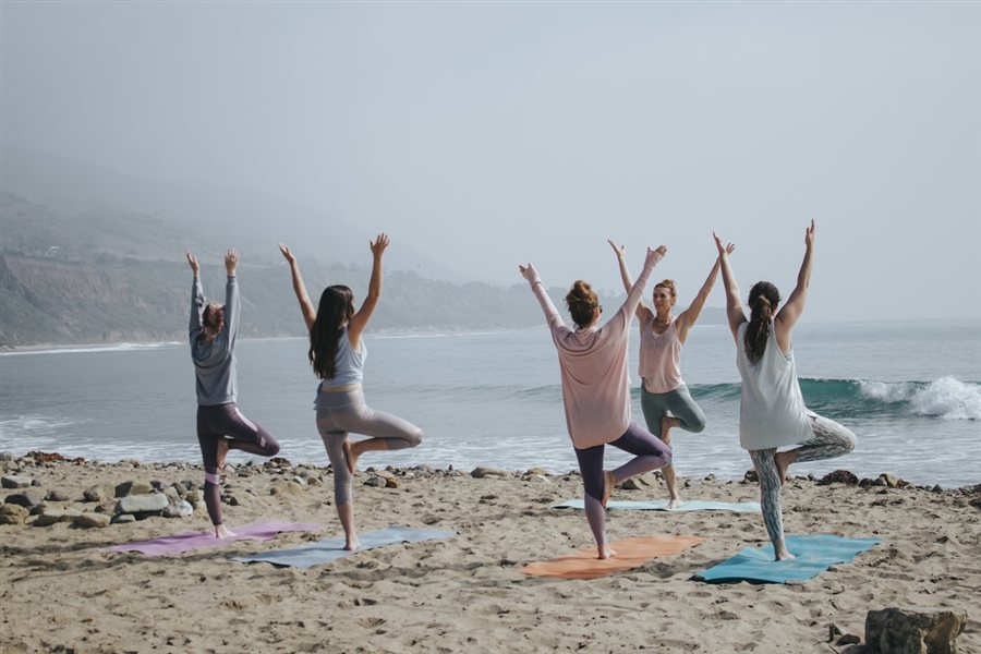 Yoga-Kurs im Freien bei MIKA FIT