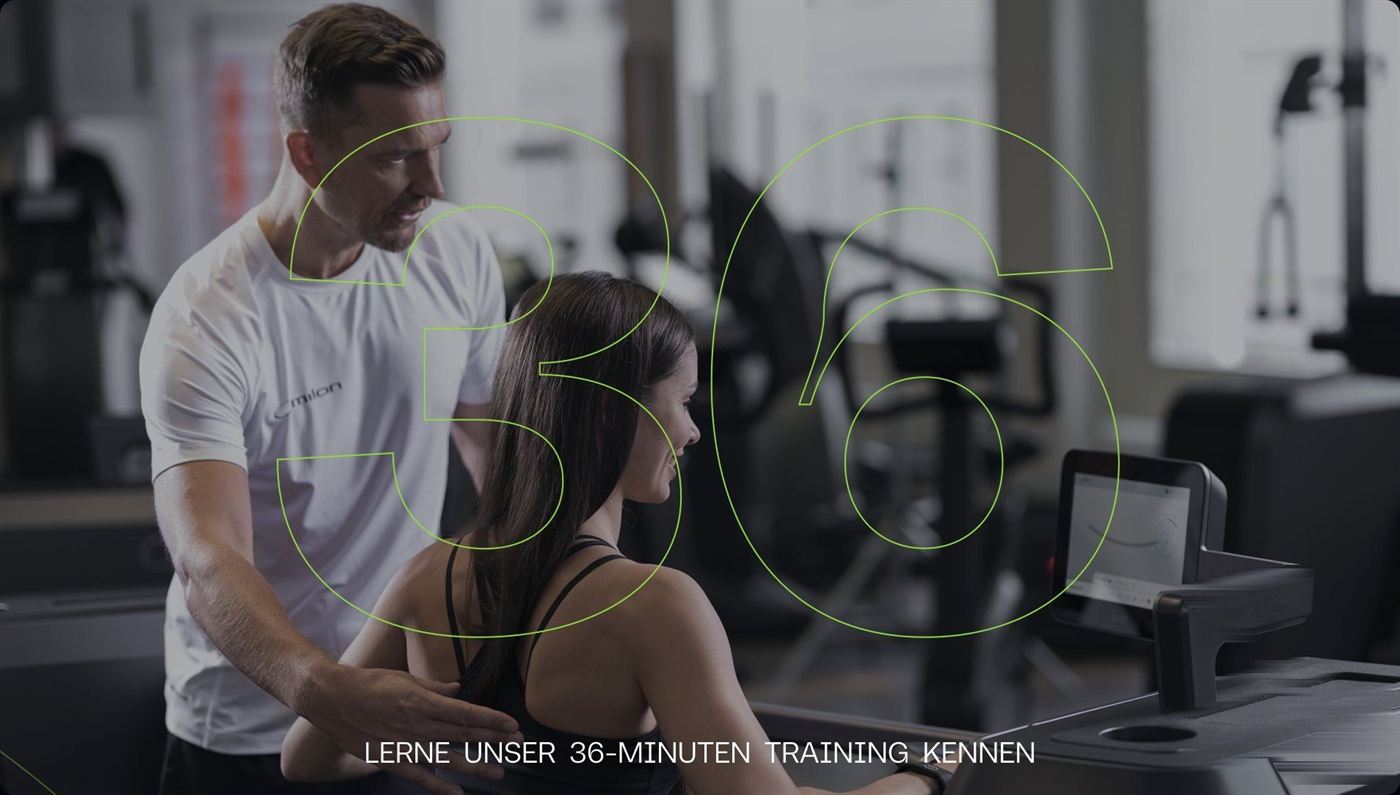 Trainer betreut Kundin im MIKA FIT Studio – Lerne unser 36-Minuten-Training kennen